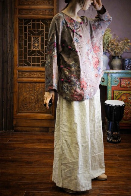 Chemisier asiatique en coton marron beige motifs fleurs – Modern and Past Chemisier asiatique marron beige en coton à motifs floraux