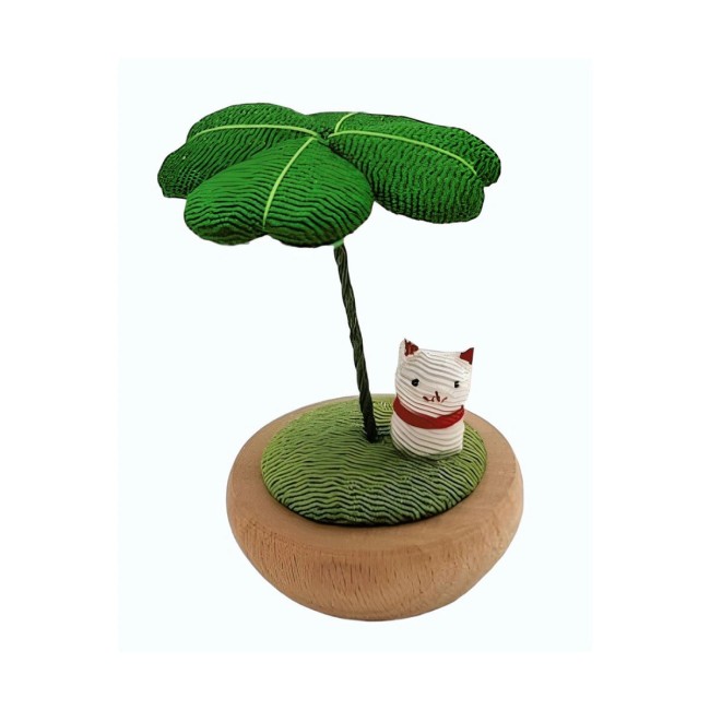 Porte-bonheur japonais Maneki Neko et trèfle en bois et chirimen