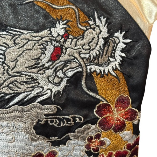 Veste Sukajan dragon argenté volant – broderie japonaise dos Veste Sukajan dragon argenté volant broderie dos