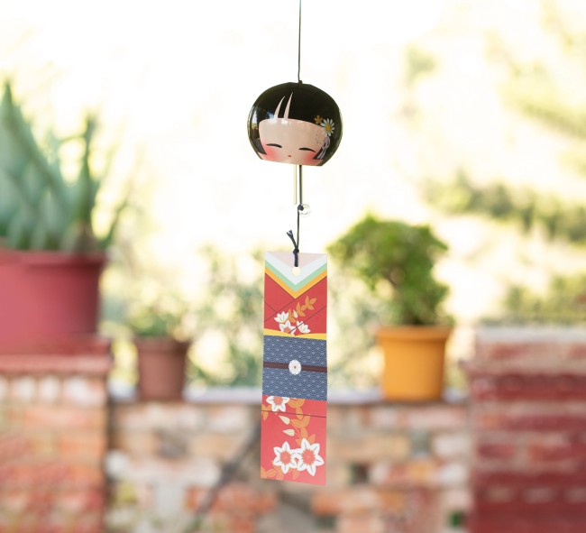 cloche furin japonaise en cristal motif kokeshi