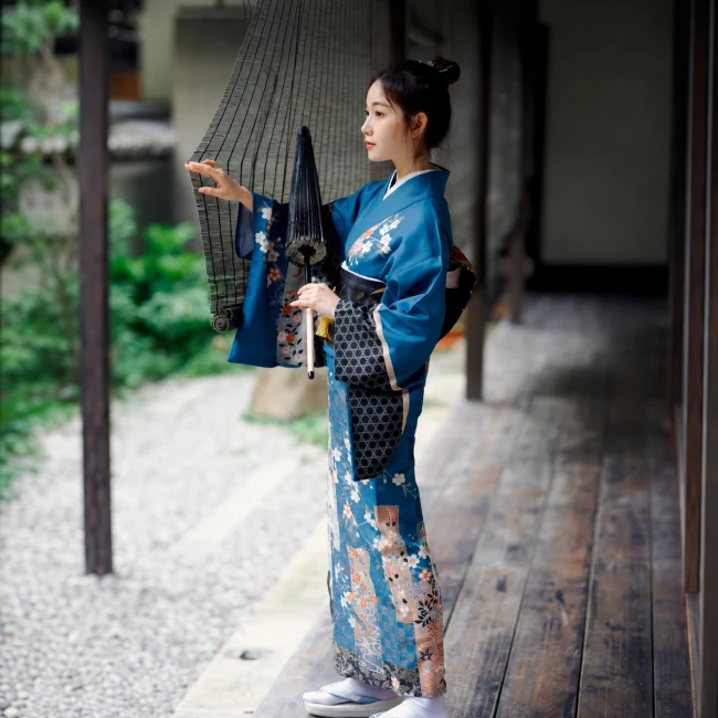 Kimono japonais traditionnel pour femme aux motifs à fleurs de couleur bleu Kimono japonais traditionnel pour femme - motifs et fleurs - bleu - Modern and Past à Brest - boutique japonaise - cosplay