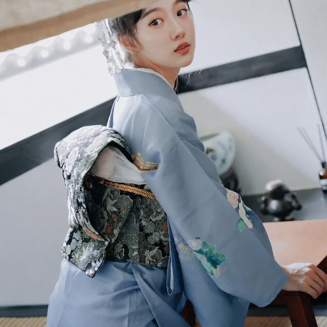 Kimono traditionnel japonais femme gris bleu à fleurs, vendu sans obi