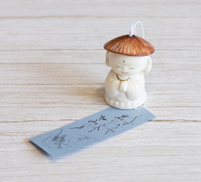 cloche furin japonaise jizo en céramique avec girouette