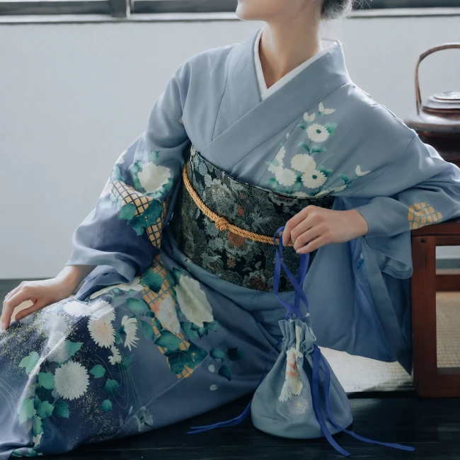 Kimono traditionnel japonais femme gris bleu à fleurs, vendu sans obi