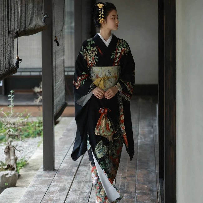 Kimono traditionnel japonais femme noir à motifs floraux