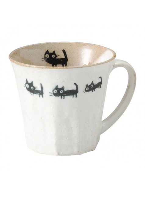 Mug japonais Sampo Neko – porcelaine Toki Minoyaki – fabriqué au Japon Mug japonais Sampo Neko en porcelaine Toki Minoyaki avec chats noirs fabriqué au Japon