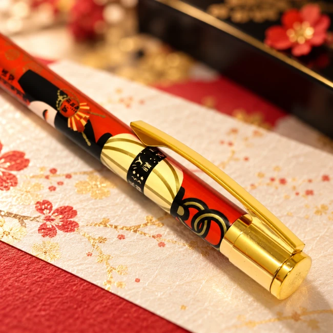 Stylo à bille Kimmidoll Yukina – Mécanisme rotatif | Modern and Past Stylo à bille Kimmidoll Yukina rouge avec inscriptions japonaises et finitions dorées – Modern and Past