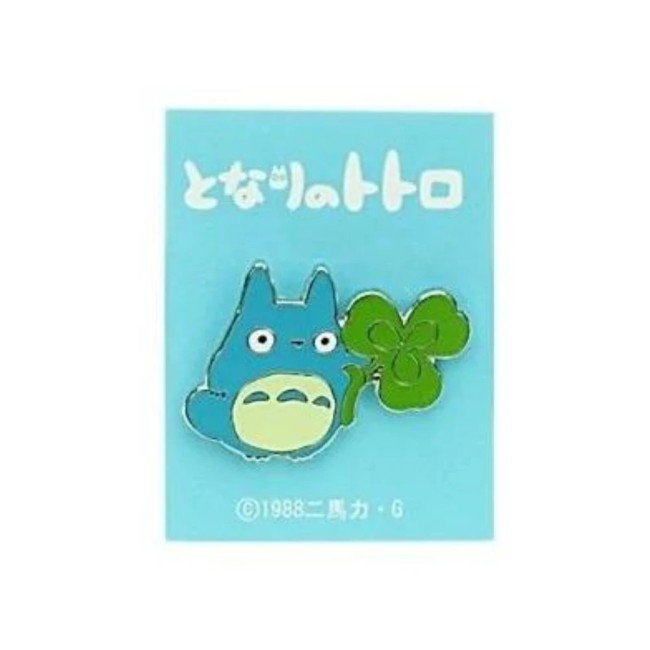 Pin’s Totoro bleu avec trèfle – Mon voisin Totoro – Studio Ghibli Pin’s Totoro bleu tenant un trèfle Mon voisin Totoro Studio Ghibli