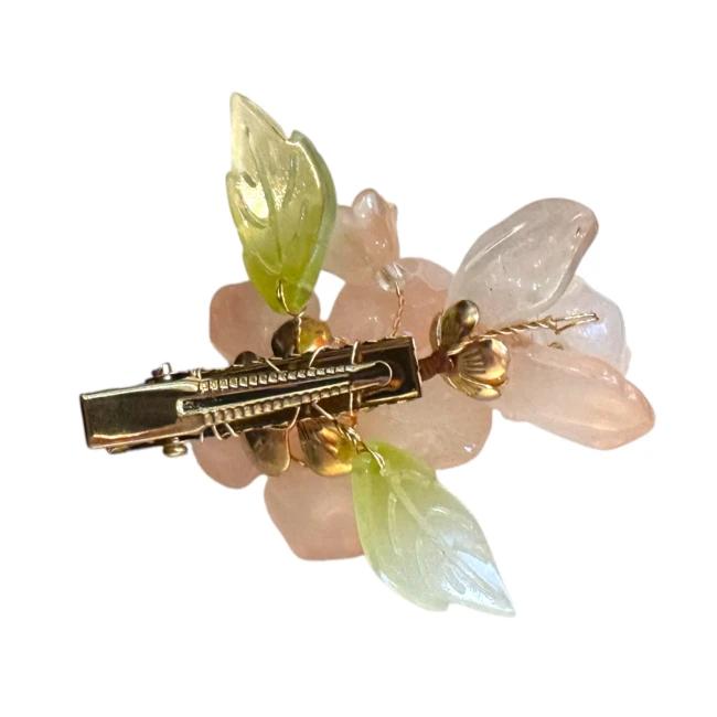Pince à cheveux japonaise fleur rose pâle en verre arrière - Modern and Past Pince à cheveux japonaise fleur rose pâle en verre vue arrière métal doré Modern and Past