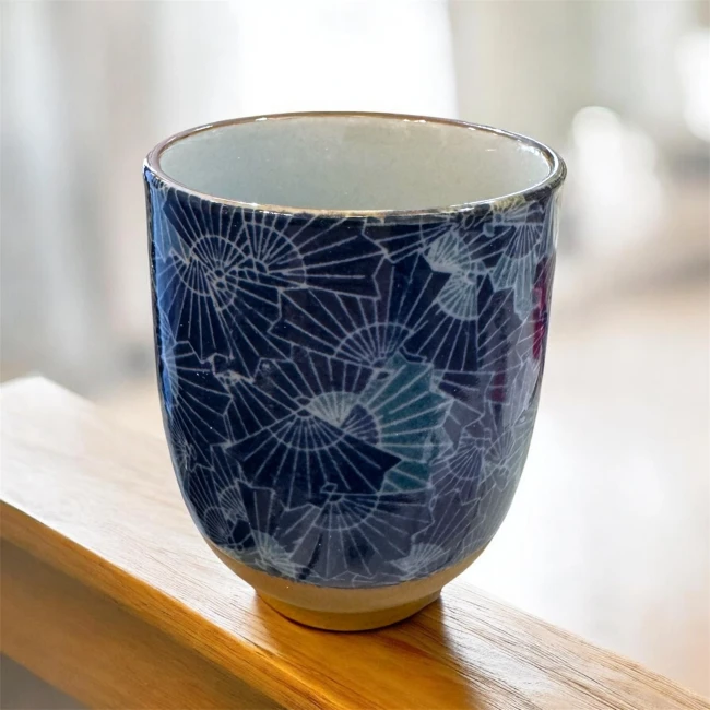 Tasse japonaise à thé ou café bleu indigo motif éventails Modern and Past