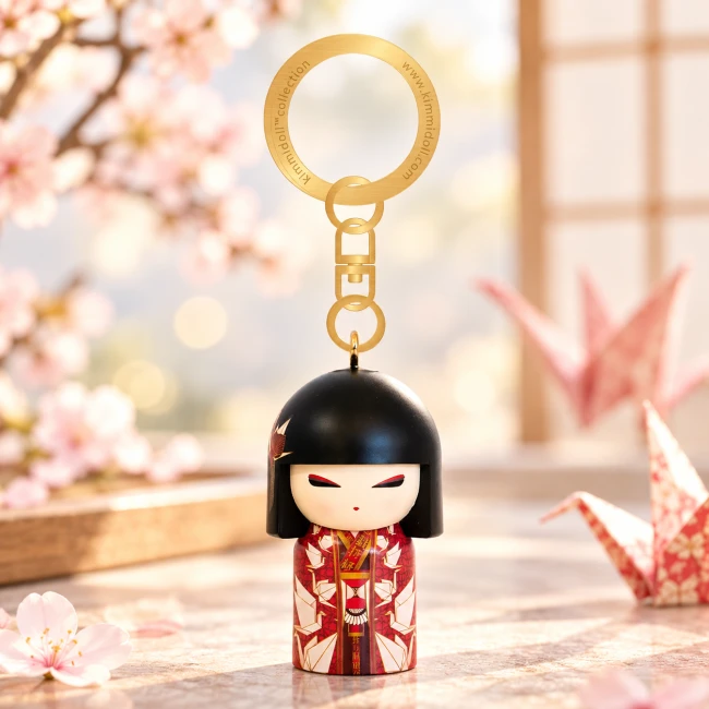 Porte-clés Kimmidoll Nozomi – Espoir | Modern and Past Porte-clés Kimmidoll Nozomi, mini Kokeshi japonaise rouge aux grues en origami – Modern and Past