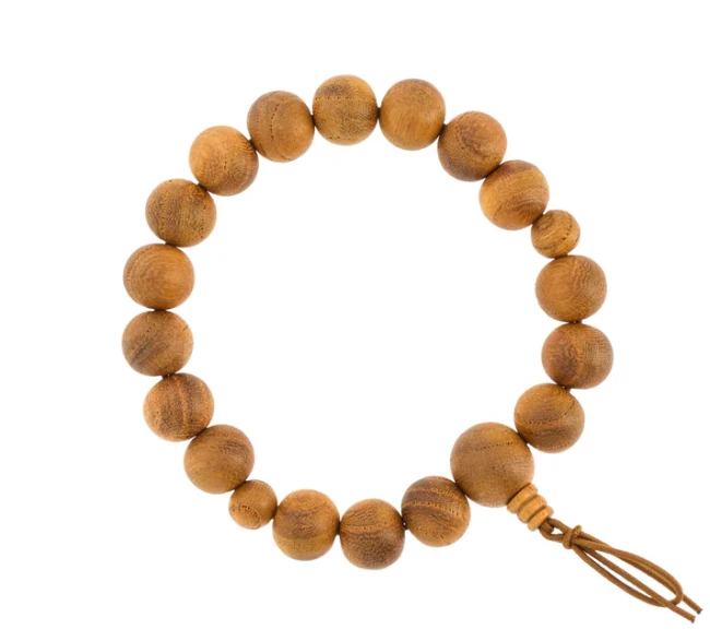 Bracelet mala Nenju Keyaki artisanal en bois de zelkova vu de profil chez Modern and Past