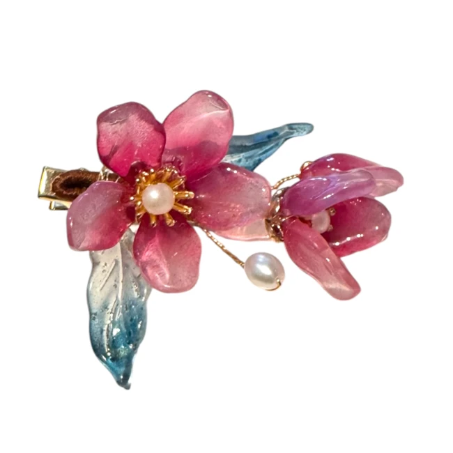 Pince à cheveux japonaise fleurs en verre rose bleu Modern and Past Détail pince à cheveux japonaise fleurs rose mauve et pétales bleus en verre Modern and Past