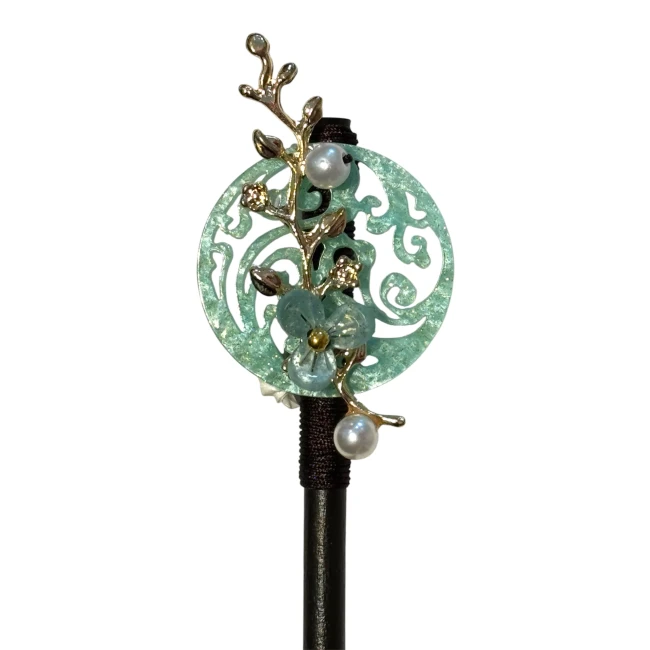 Pic à cheveux japonais en bois avec cercle vagues vertes et détails dorés chez Modern and Past