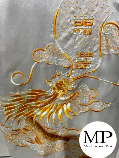 Peignoir long blanc japonais avec dragon brodé dos Peignoir long blanc motif dragon brodé au dos