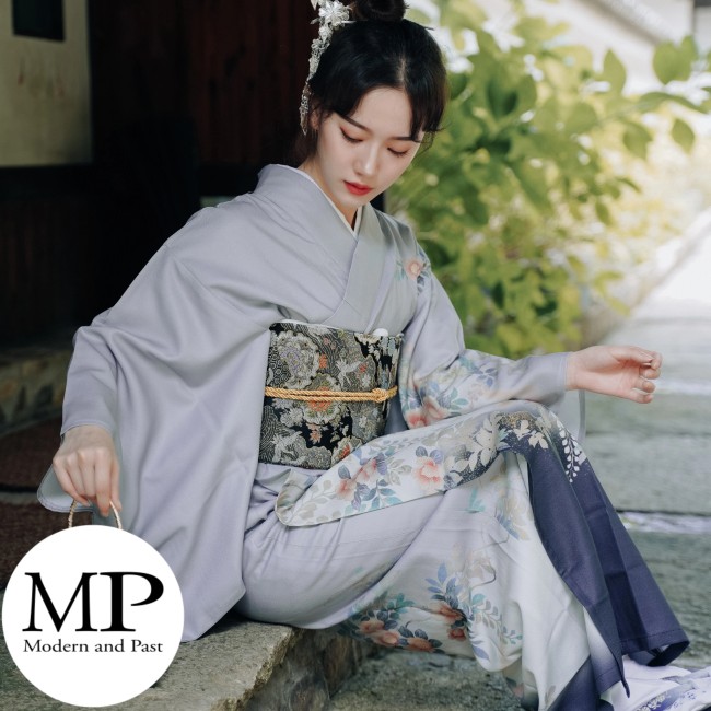 kimono traditionnel japonais femme gris motifs fleurs