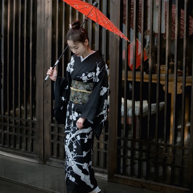kimono traditionnel japonais femme noir motifs sakura gris
