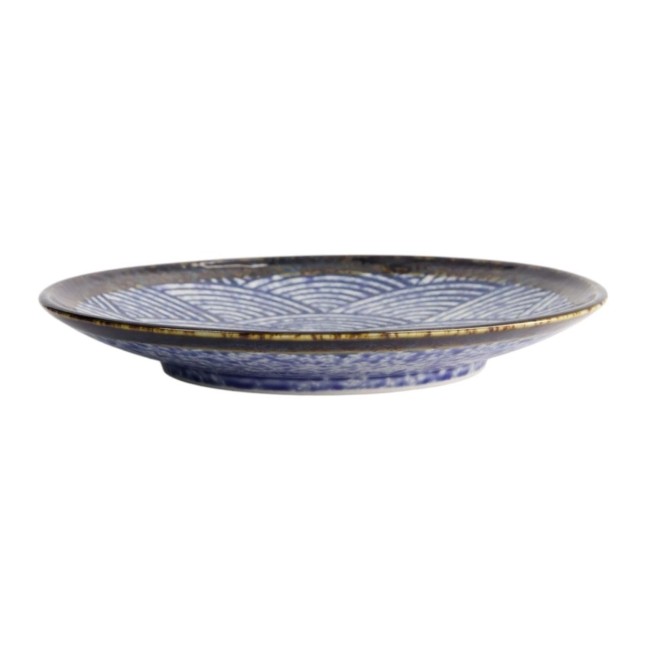 Assiette Aisai Seigaiha 22.7 cm – Fabriquée au Japon Assiette japonaise Aisai Seigaiha en porcelaine motif vagues bleues
