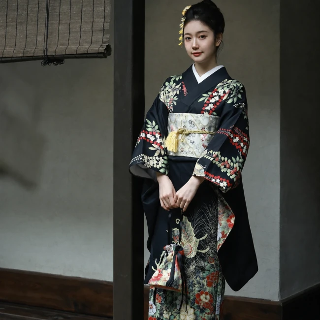 Kimono traditionnel japonais femme noir à motifs floraux