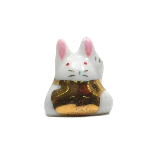 Figurines lapin Usagi heureux en porcelaine doré chez Modern and Past