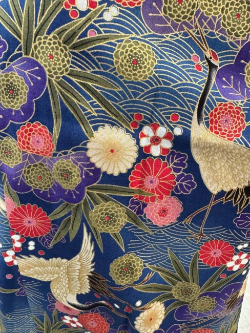 Détail du tissu japonais en coton mauve avec motifs grues et jardin floral - Modern and Past