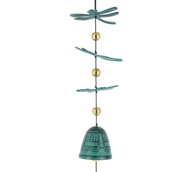 Cloche Feng Shui Furin Libellule vert-de-gris en aluminium coulé chez Modern and Past
