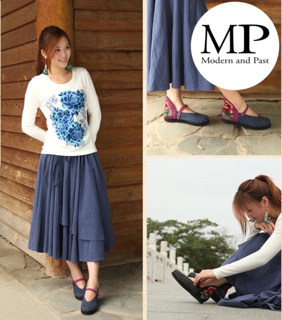 Chaussures asiatiques bleues à pois en coton Chaussures asiatiques en coton bleues à pois blancs