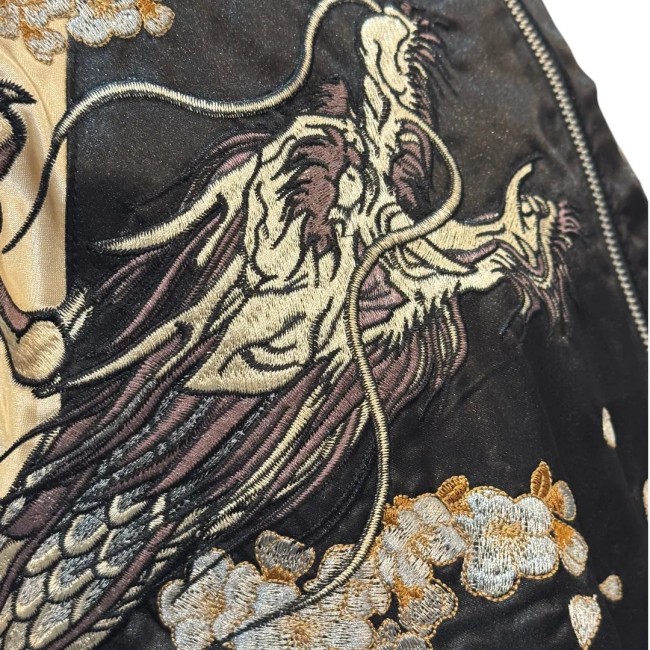 Veste Sukajan dragon argenté volant – broderie japonaise avant Veste Sukajan dragon argenté volant broderie avant