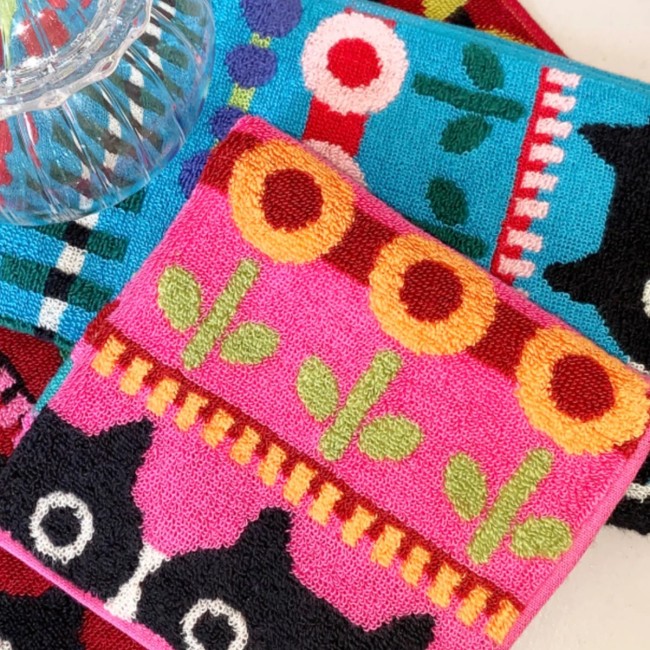 mini serviette japonaise bleue chat et jardin MNOK en coton Atsuko Matano mini serviette japonaise bleue coton motif chat et jardin MNOK Atsuko Matano