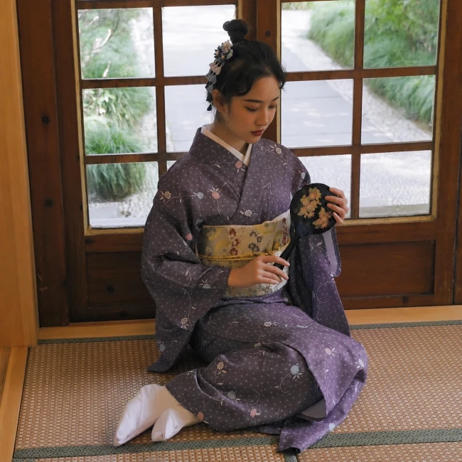 Kimono japonais femme violet motifs fleurs Kimono traditionnel japonais violet pour femme à motifs fleurs