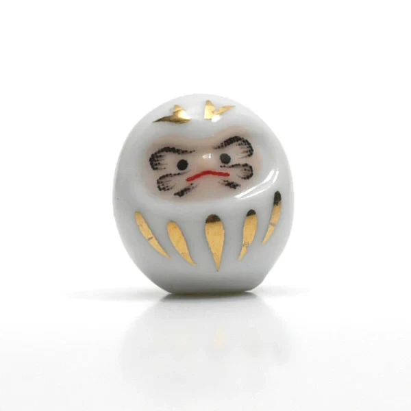 Figurines Tiny Lucky Daruma en porcelaine blanc chez Modern and Past