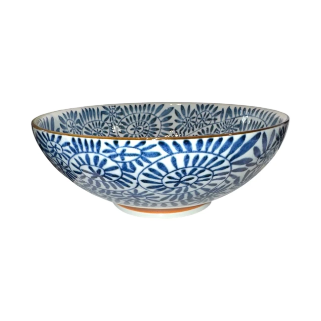 Bol à ramen japonais artisanal en porcelaine blanche et bleue vu de profil chez Modern and Past