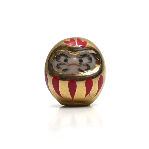 Figurines Tiny Lucky Daruma en porcelaine doré chez Modern and Past