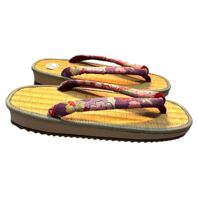 Zori japonaise femme paillage de riz fleurs mauve Zori japonaise femme paillage de riz et lanière mauve à fleurs