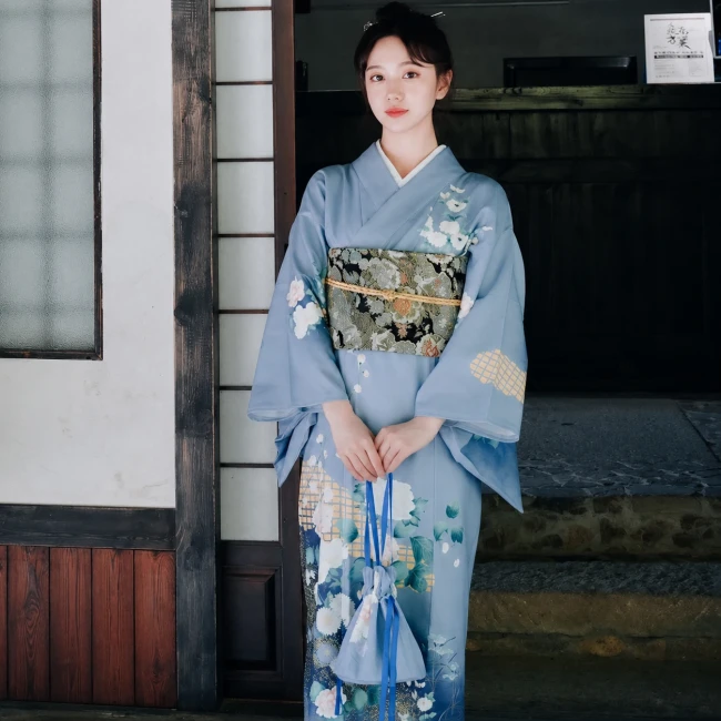 Kimono traditionnel japonais femme gris bleu à fleurs, vendu sans obi