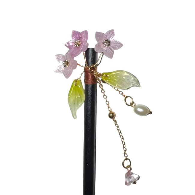 Pic à cheveux japonais Sakura rose en bois - Modern and Past Pic à cheveux japonais en bois avec fleurs de cerisier roses et chaînettes dorées chez Modern and Past