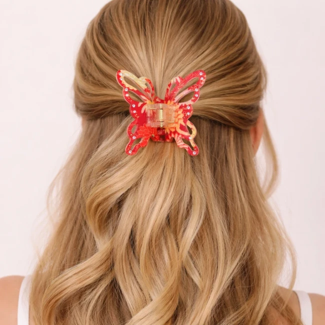 Pince papillon japonaise rouge en tissu chirimen portée dans les cheveux chez Modern and Past