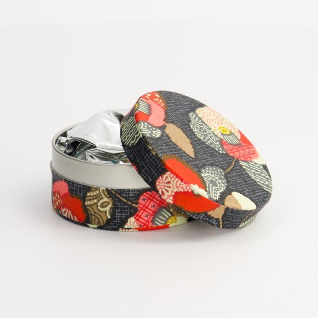 Boîte à thé japonaise en métal et papier washi avec thé matcha motif patchwork rouge noir
