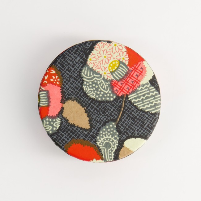 Boîte à thé japonaise en métal et papier washi avec thé matcha motif patchwork rouge noir