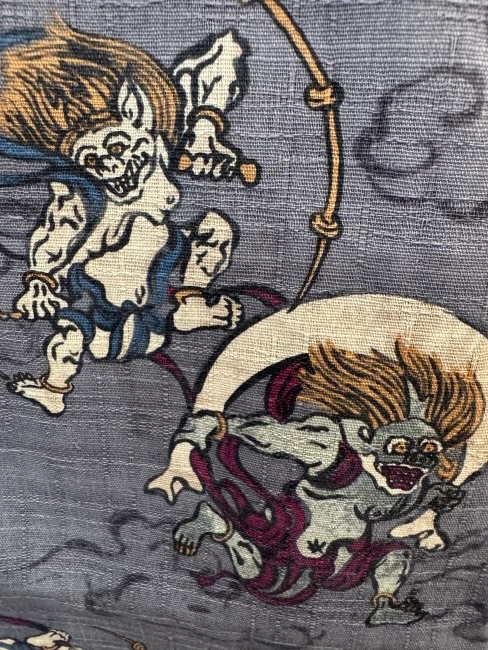Détail tissu japonais gris motifs Raijin et Raiden Modern and Past