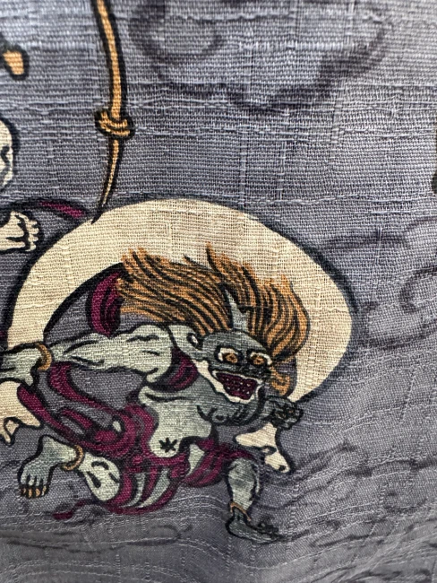 Détail tissu japonais gris motifs Raijin et Raiden Modern and Past