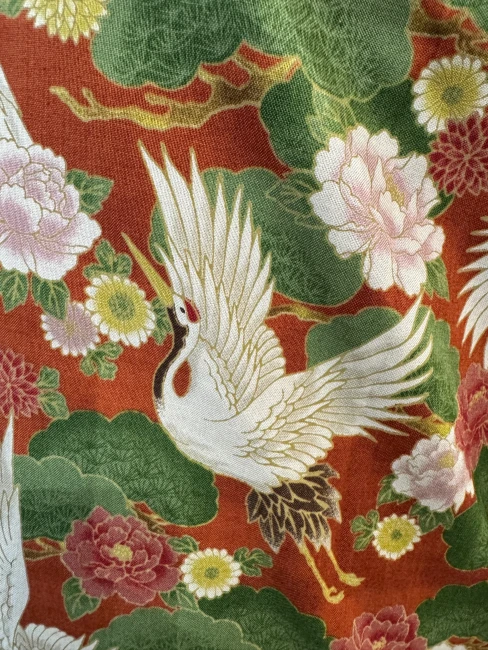 Détail tissu japonais en coton orange avec grues fleurs et végétation verte Modern and Past