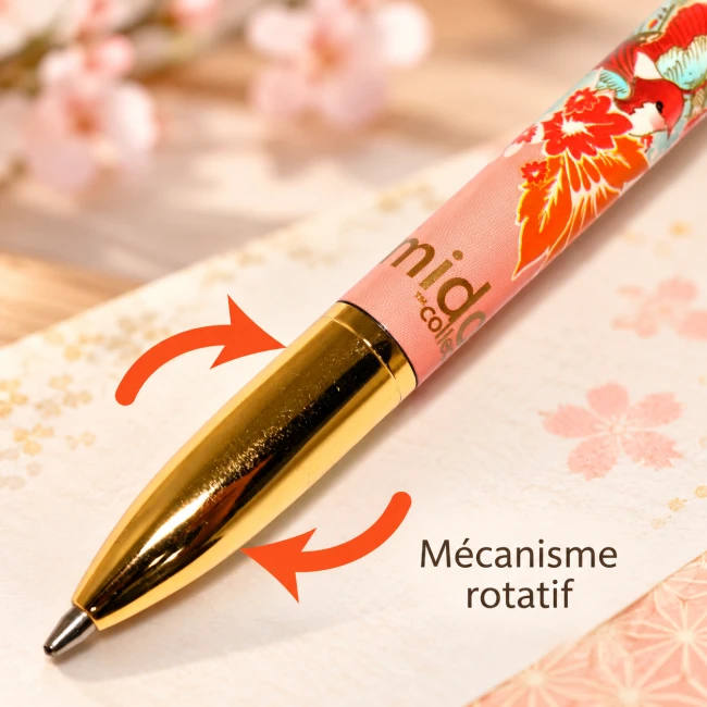 Stylo à bille Kimmidoll Hiyori – Mécanisme rotatif | Modern and Past Stylo à bille Kimmidoll Hiyori rose corail avec moineau et fleurs japonaises, finitions dorées – Modern and Past