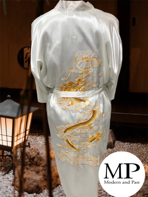 Peignoir long blanc japonais avec dragon brodé dos Peignoir long blanc motif dragon brodé au dos
