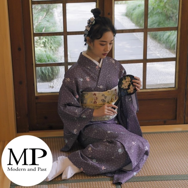 Kimono traditionnel japonais violet pour femme à motifs fleurs