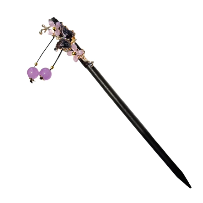 Pic à cheveux japonais en bois avec papillon fleurs et perles pendantes chez Modern and Past