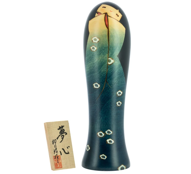 Kokeshi Yumeshin japonaise 20 cm faite main au Japon - Modern and Past Poupée japonaise Kokeshi Yumeshin verte faite main au Japon - Modern and Past