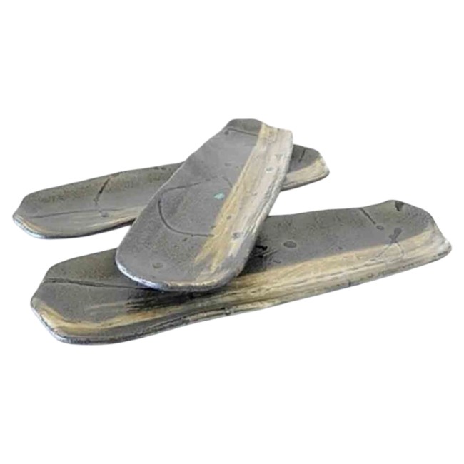 assiette japonaise allongée Soba noir brun fabriquée au Japon assiette japonaise allongée noir et brun Soba en céramique artisanale