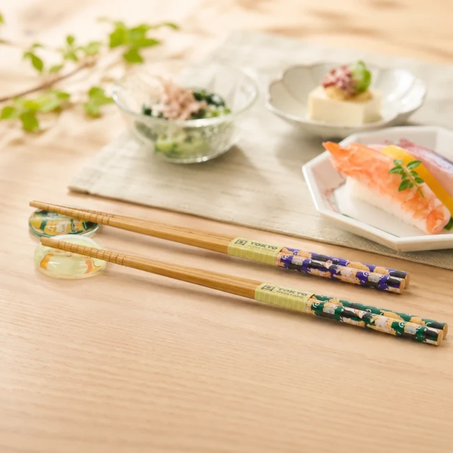 Baguettes Shiba avec repose-baguettes en verre Baguettes japonaises Shiba en bambou avec repose-baguettes en verre sur table