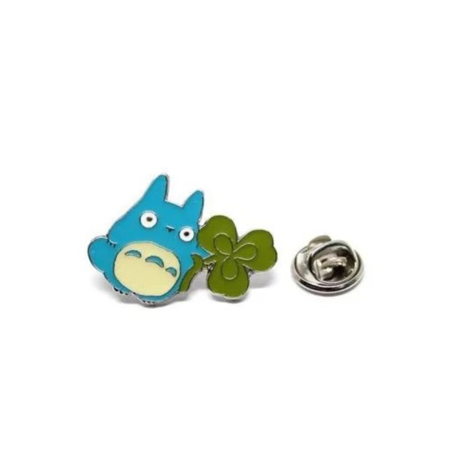 Pin’s Totoro bleu avec trèfle – Mon voisin Totoro – Studio Ghibli Pin’s Totoro bleu tenant un trèfle Mon voisin Totoro Studio Ghibli